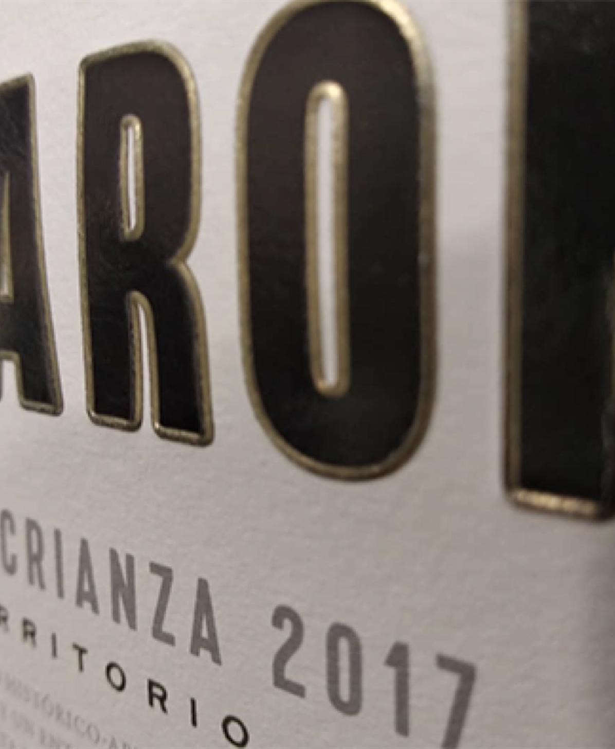 Detalle relieve golpe seco Tarón crianza por Viela Artes Gráficas